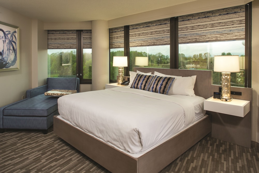 Premier Triple Room, 1 King Bed, Golf View, Tower (Tower Corner King with Balcony) - Photo 1