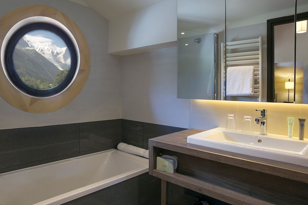Deluxe Double Room, Balcony (View Mont Blanc) - Photo 2