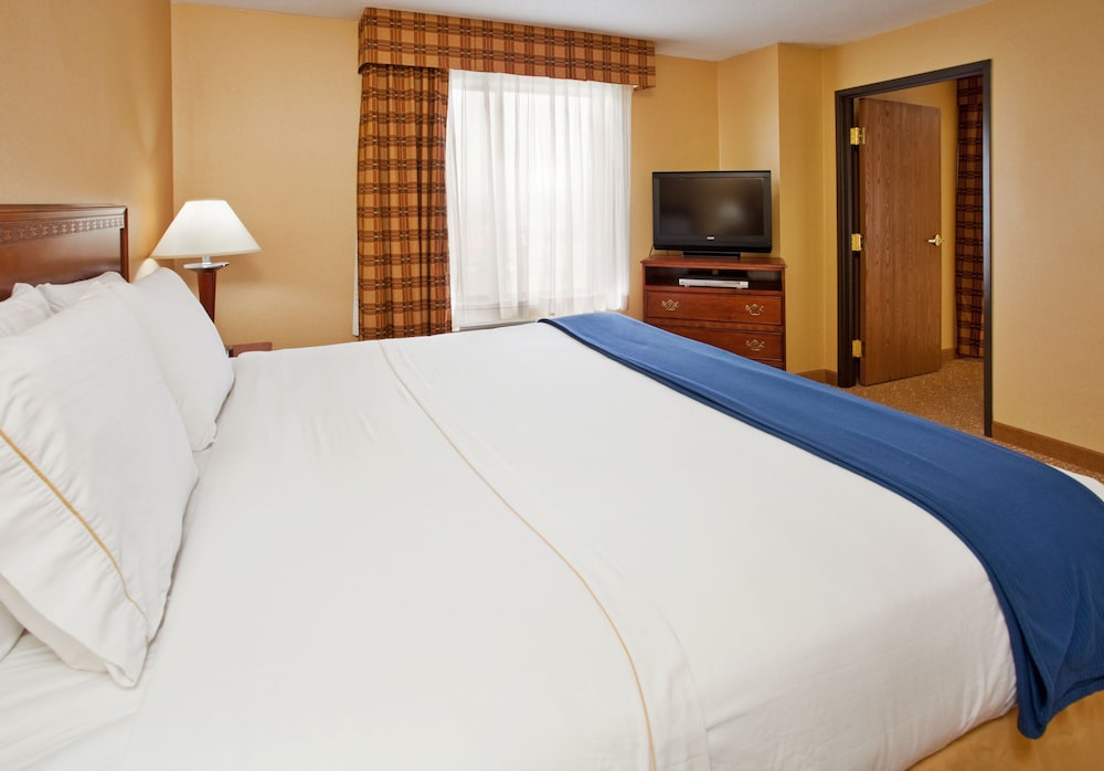 Suite, 1 King Bed - Photo 2