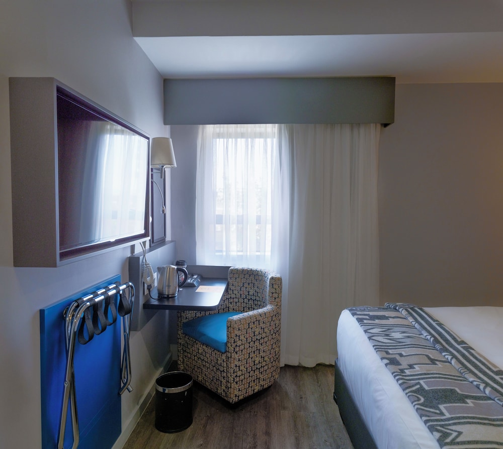 Standard Room, 1 Queen Bed photo 2