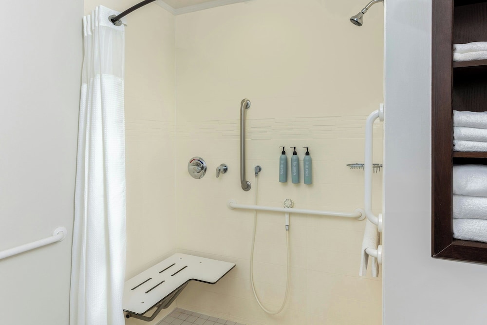 Suite, 1 Double Bed (Mobility/Hearing Access, Roll-In Shwr) - Photo 6