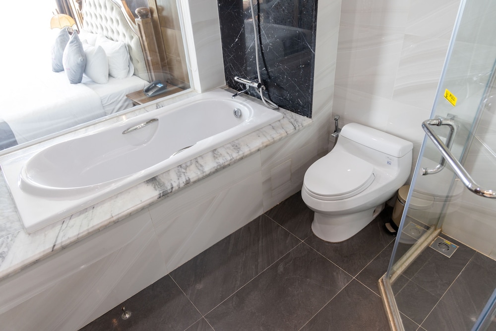 Executive Suite - Photo 4