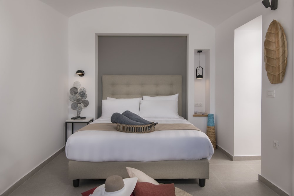 Honeymoon Suite Caldera View and Hot Tub