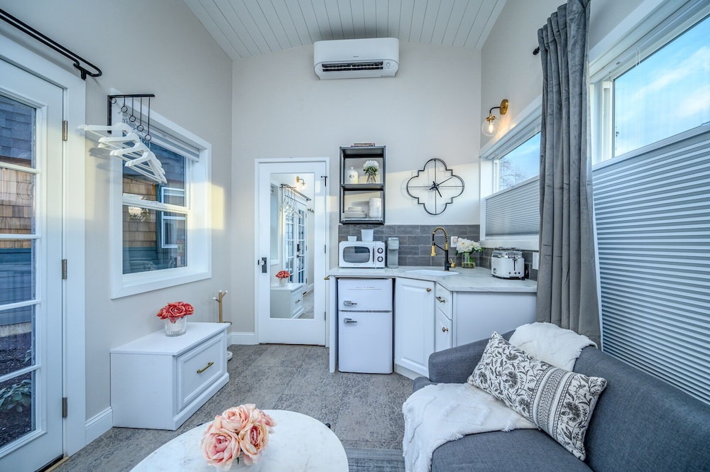 Deluxe Cottage, 1 Queen Bed, Courtyard View photo 3