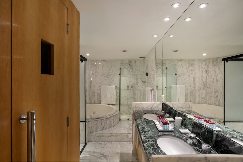 Presidential Suite, Bathtub photo 2