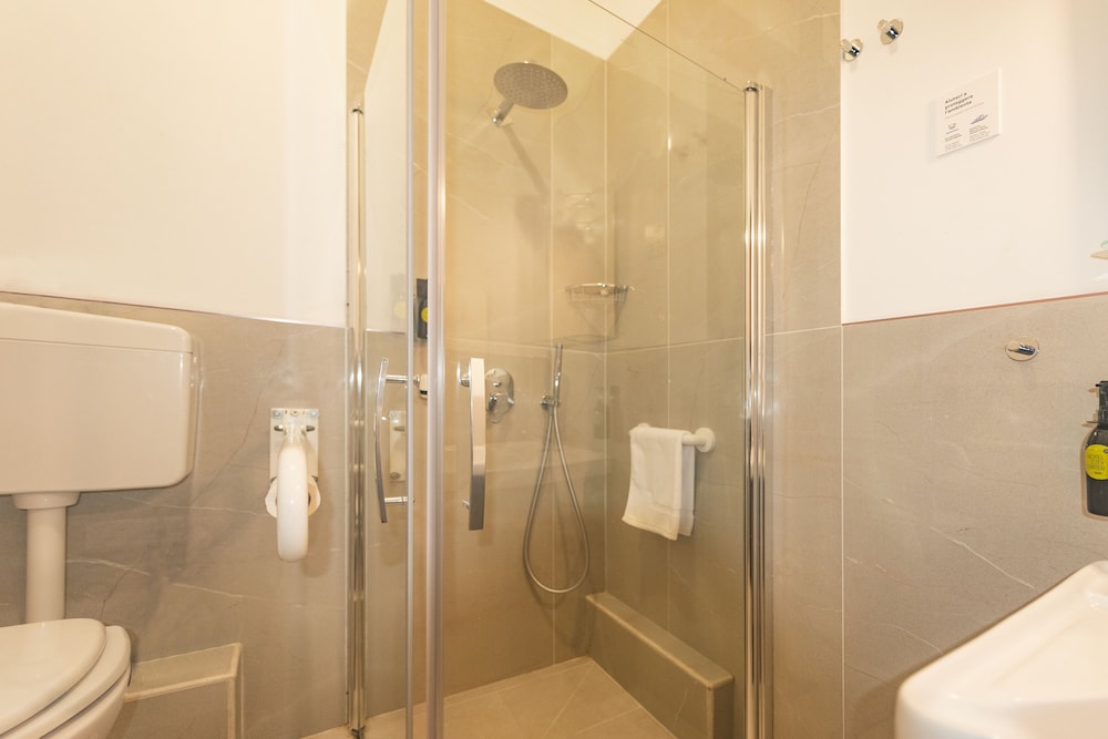 Basic Double or Twin Room - Photo 8