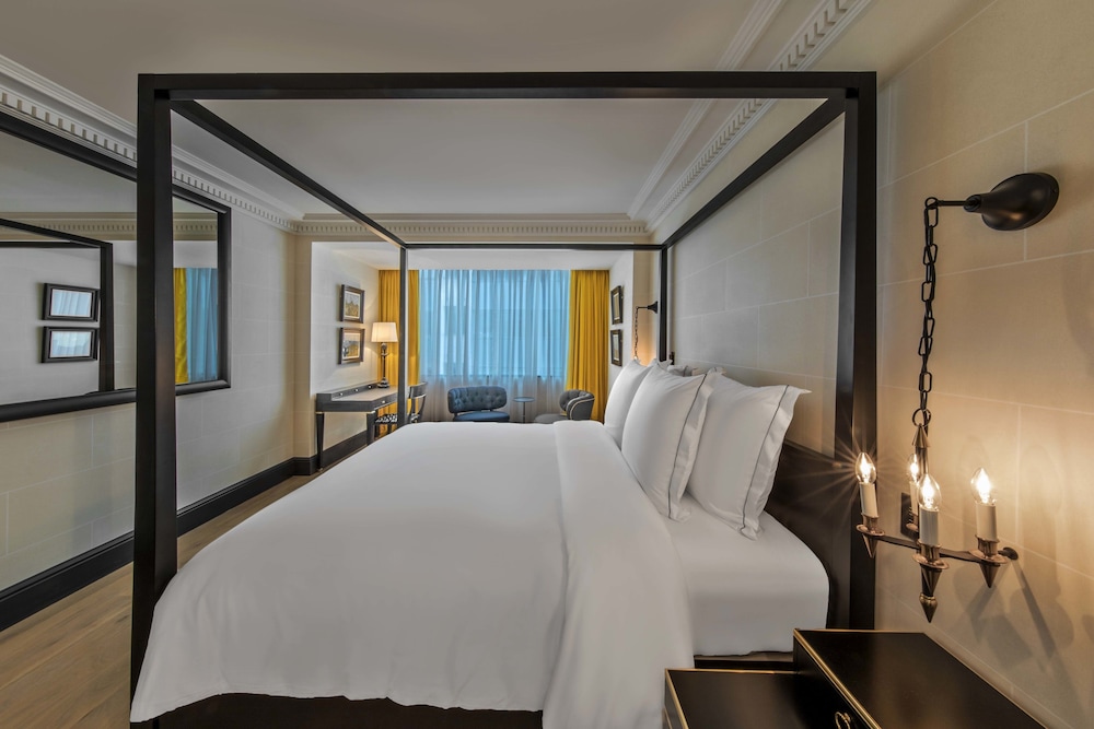Superior Room, 1 Queen Bed photo 2