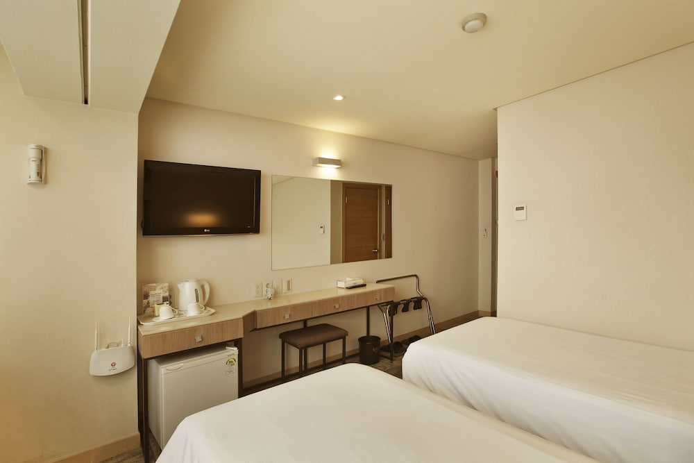 Junior Twin Room (NO PARKING) - Photo 7