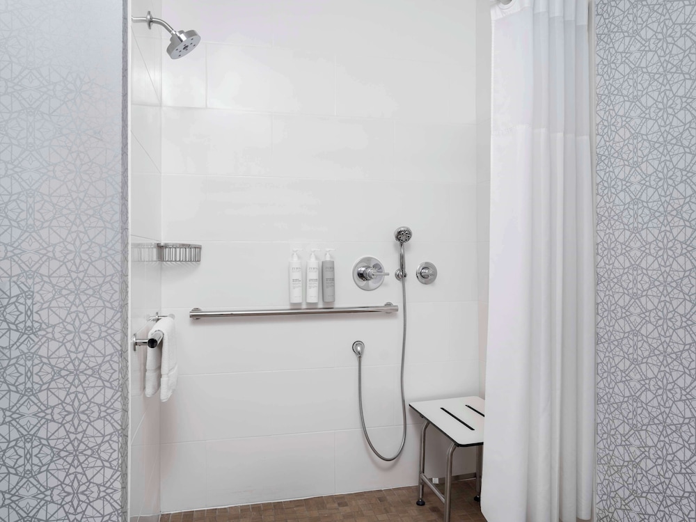 Room, Accessible, Non Smoking - Photo 7