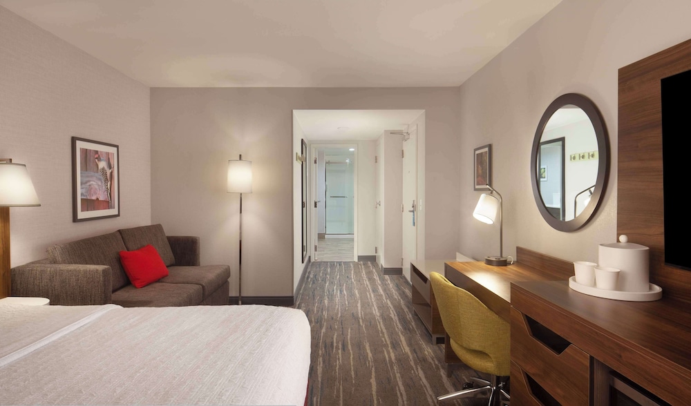 Executive Suite, 1 King Bed, Non Smoking photo 3
