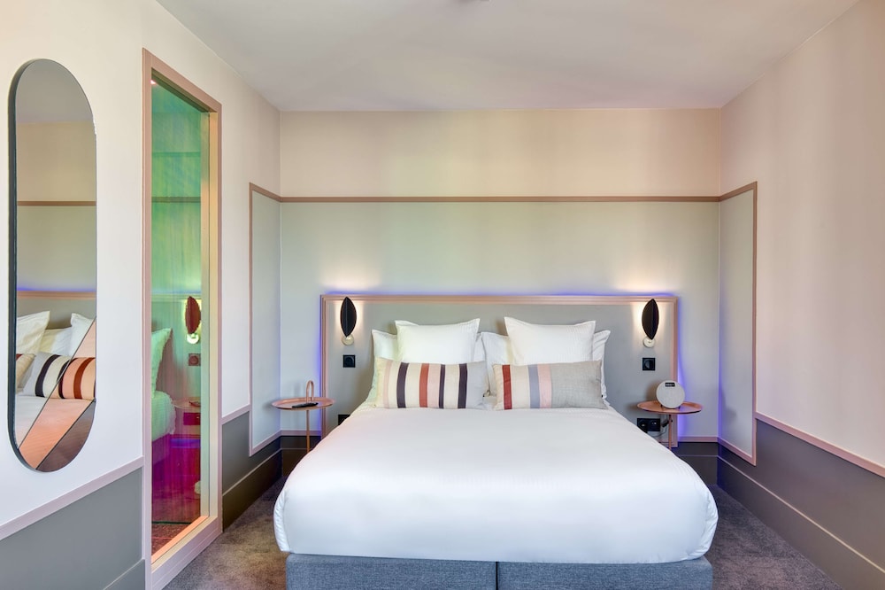 Junior Quadruple Room, 1 Queen Bed with Sofa bed, Non Smoking (with Sofabed)