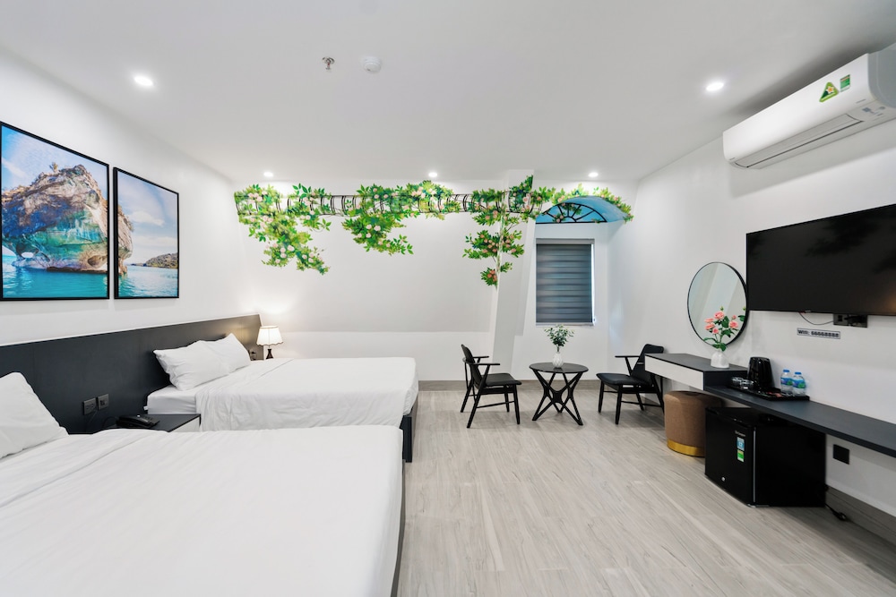 Deluxe Quadruple Room, City View