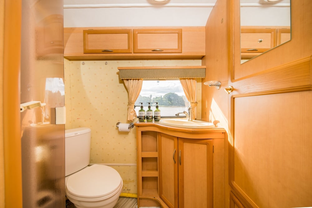 Campervan for 2 adults and 2 children - Photo 8