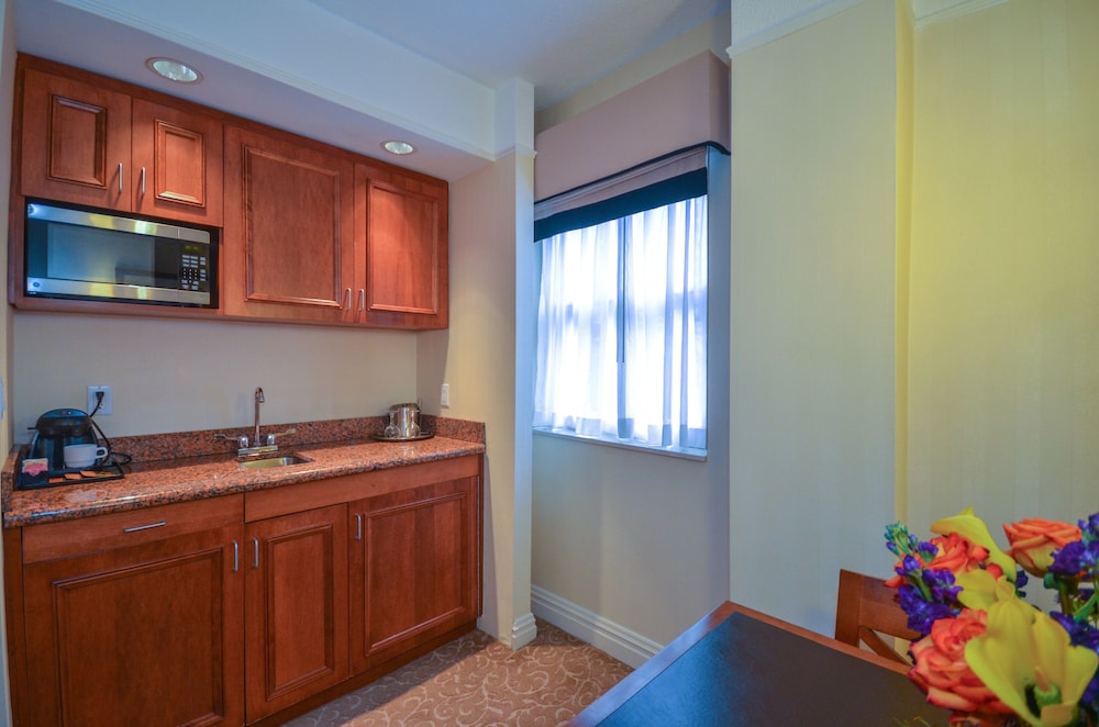 Elite Suite,1 Queen Bed, One-bedroom Apartment with Separate but adjoining Living Space and Sofa Bed
