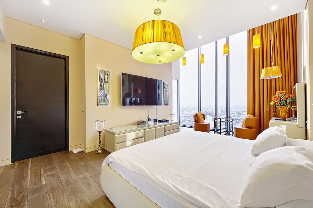 Sky Grand Studio Apartment, 60 m2, 64th floor of the "OKO Tower"