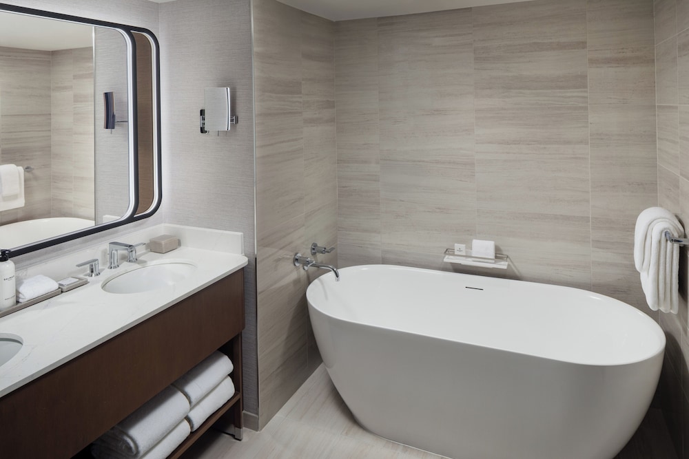 Room, 2 Queen Beds, Accessible, Bathtub - Photo 5