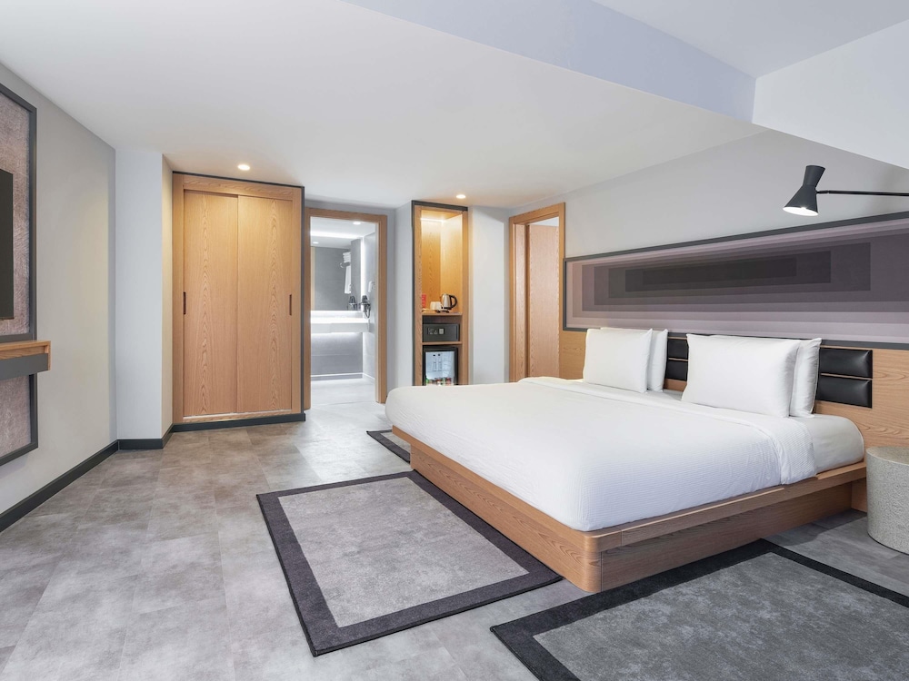 Suite, 1 King Bed photo 2