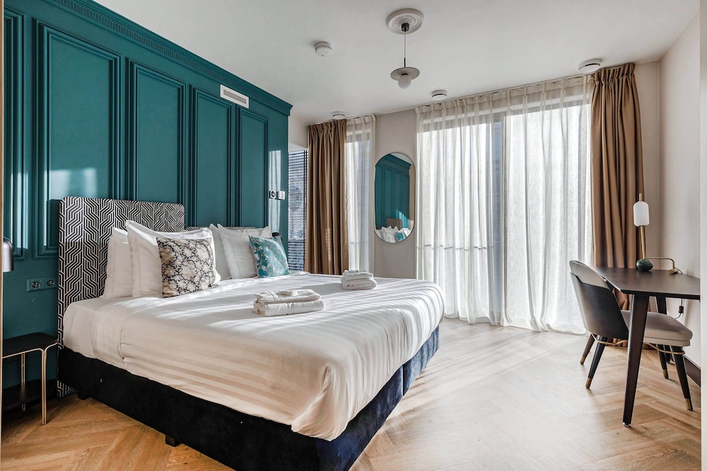 Studio, 1 King Bed, Non Smoking, Kitchen