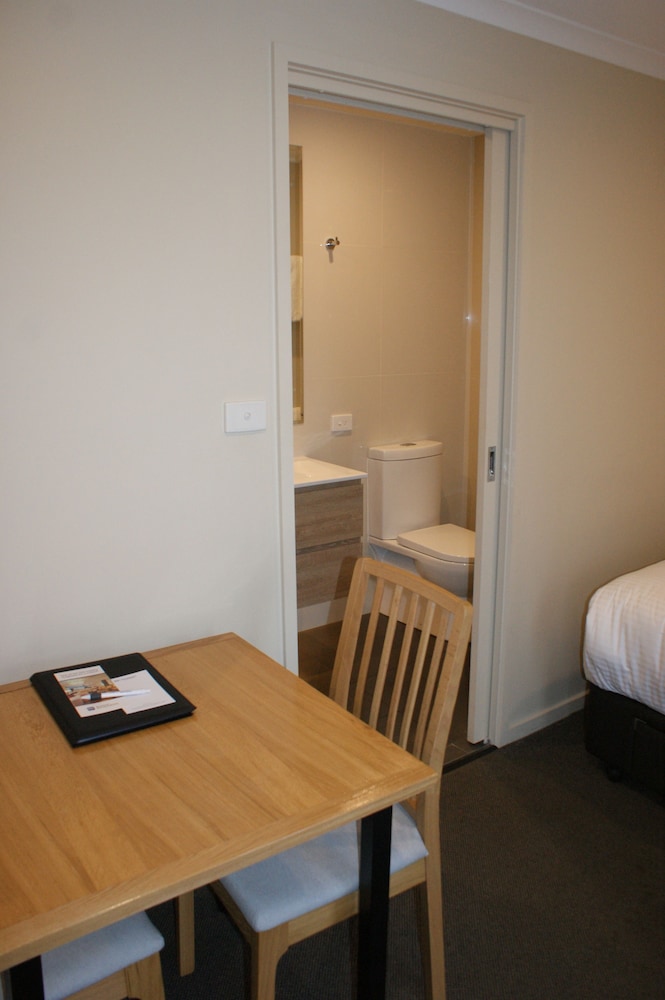 Standard Room, Multiple Beds, Non Smoking, Ground Floor (Walk-In Shower) - Photo 2