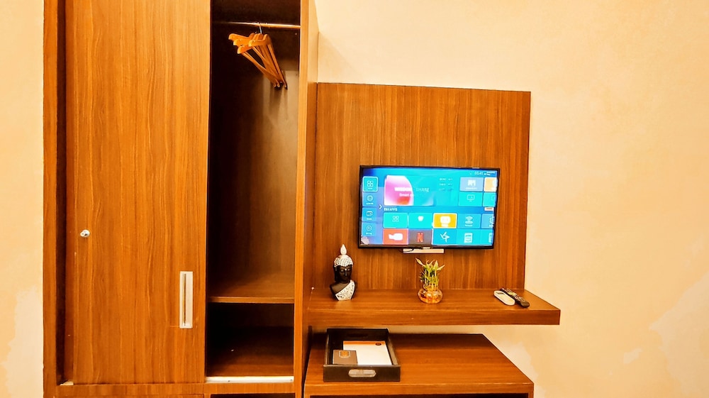 Deluxe Room, No Windows - Photo 13