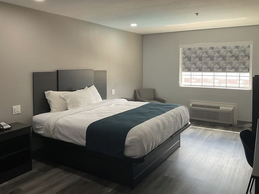 Standard Suite, 1 King Bed, Non Smoking, Kitchenette - Photo 5