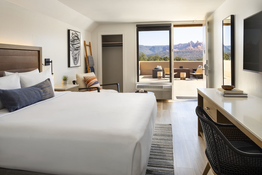 Room, 1 King Bed (Mobility Accessible, Roll-in Shower) - Photo 3