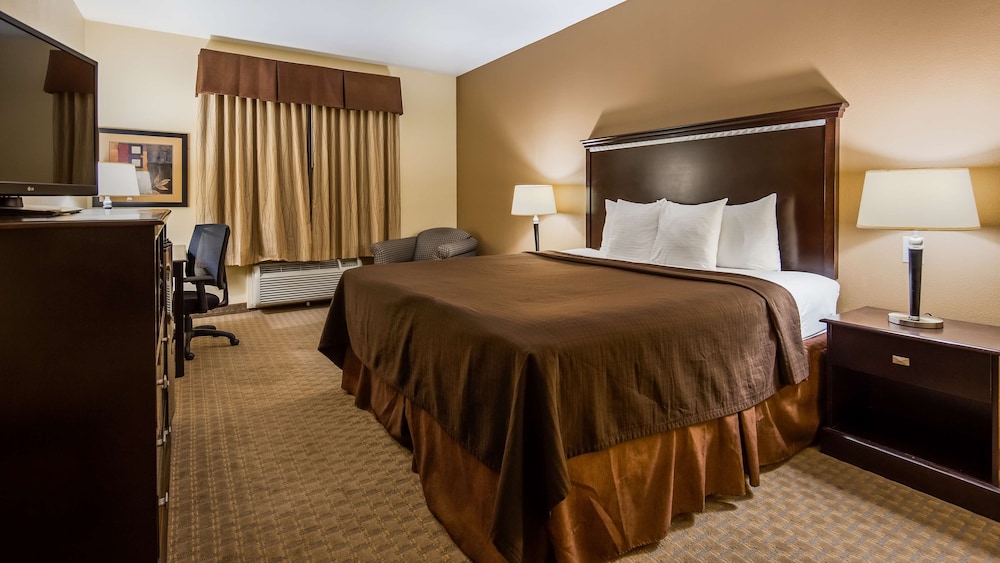 Standard Room, 1 King Bed, Non Smoking, Refrigerator & Microwave