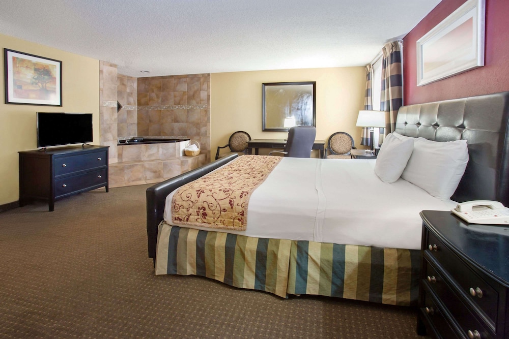 Suite, 1 King Bed, Non Smoking, Jetted Tub - Photo 1