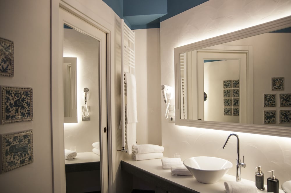 Deluxe Suite, Balcony, Sea Facing - Photo 8