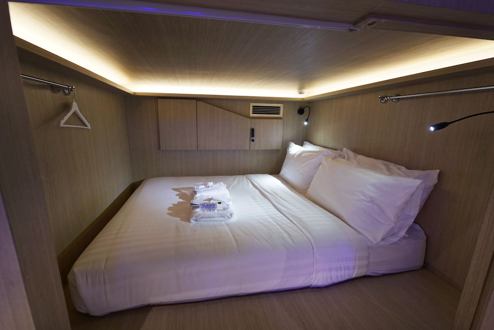 Queen Capsule (Lower Bunk) photo 1