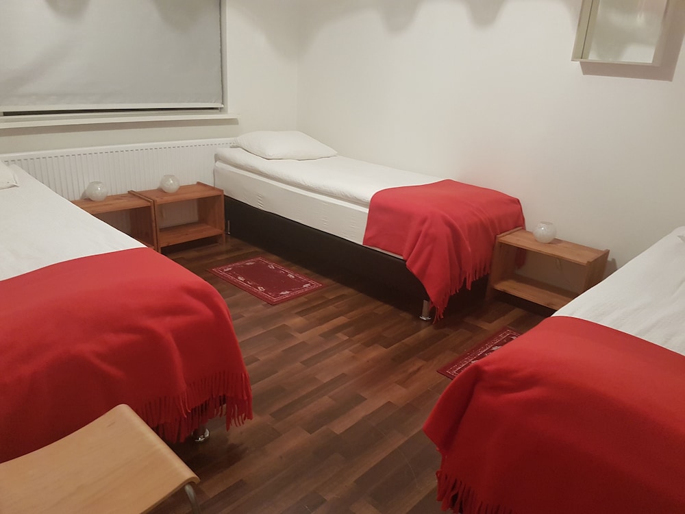 Room, 1 Bedroom, Shared Bathroom (Red) photo 3
