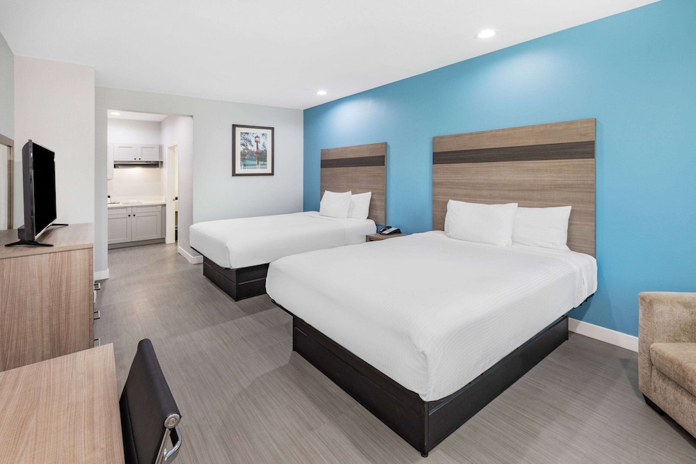 Suite, 2 Double Beds, Accessible, Non Smoking (Hearing) - Photo 2