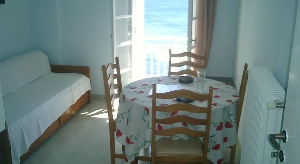 Studio, Sea View (Ruby Red) photo 2