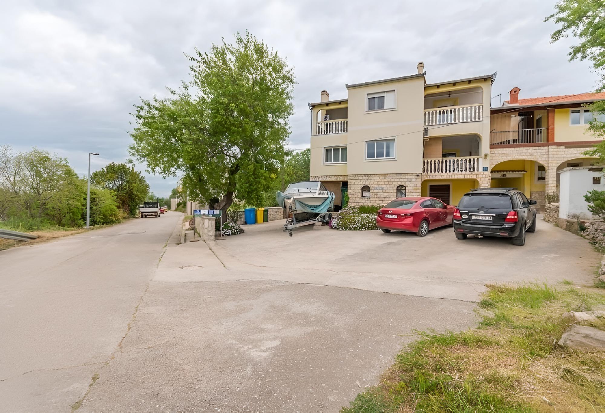 Apartment (Teresa - great location & parking - A)