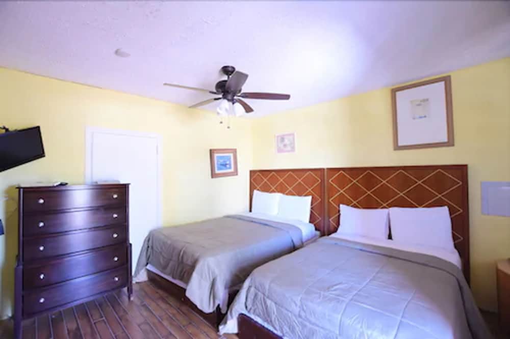 Room, 2 Double Beds photo 2