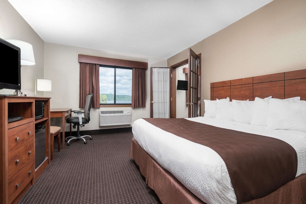 Suite, Multiple Beds, Non Smoking, Lake View (One-Bedroom Suite)