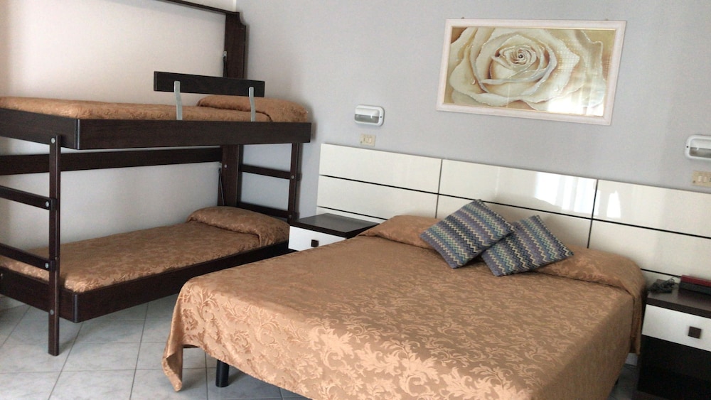 Quadruple Room - Photo 1