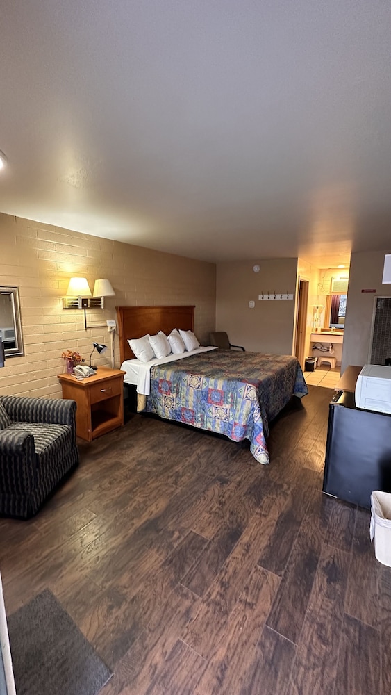 Deluxe Room, 1 King Bed, Non Smoking, Ground Floor photo 2