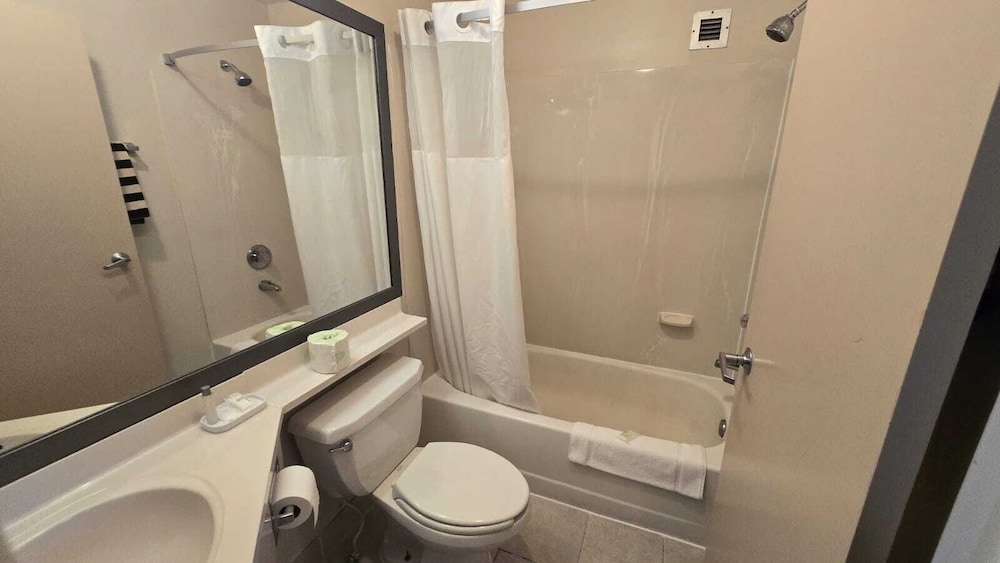 Room, 2 Double Beds - Photo 4