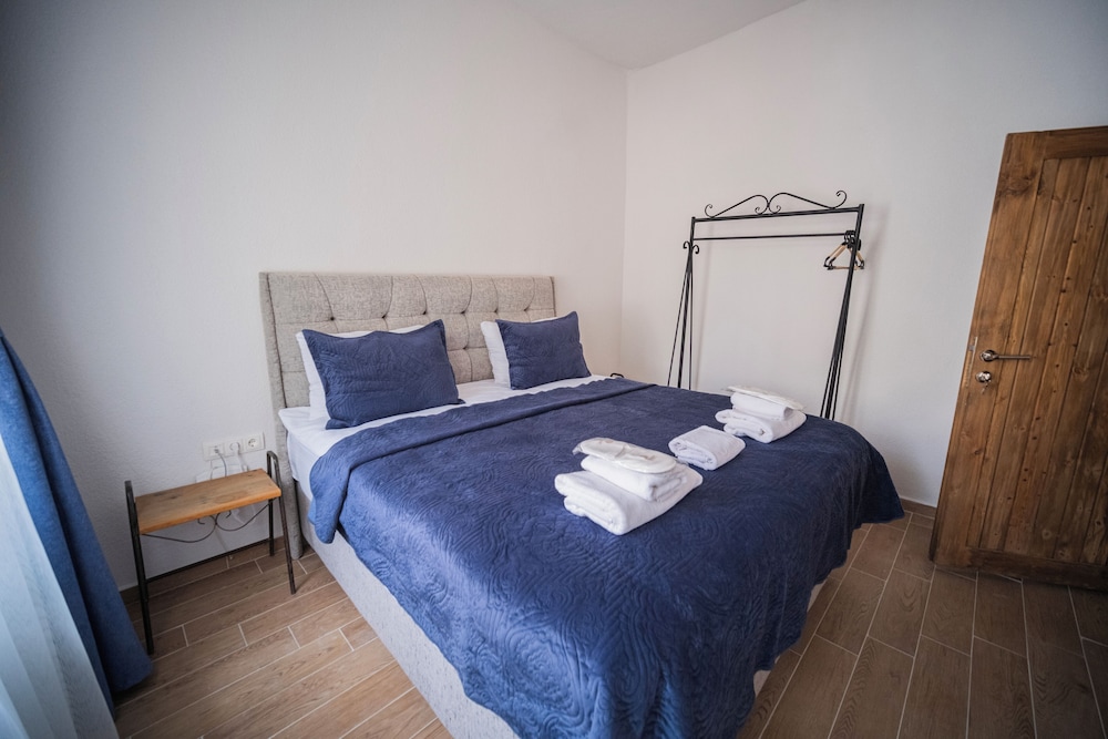 Deluxe Art Double Room With Balcony (Garden View) - Photo 5