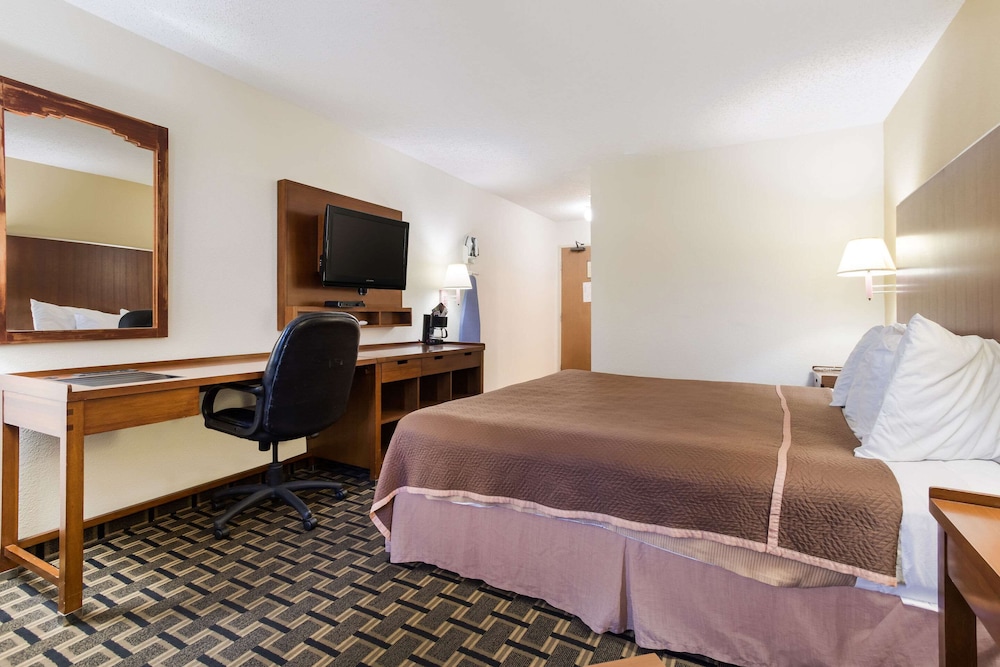 Standard Room, 1 King Bed, Non Smoking - Photo 3