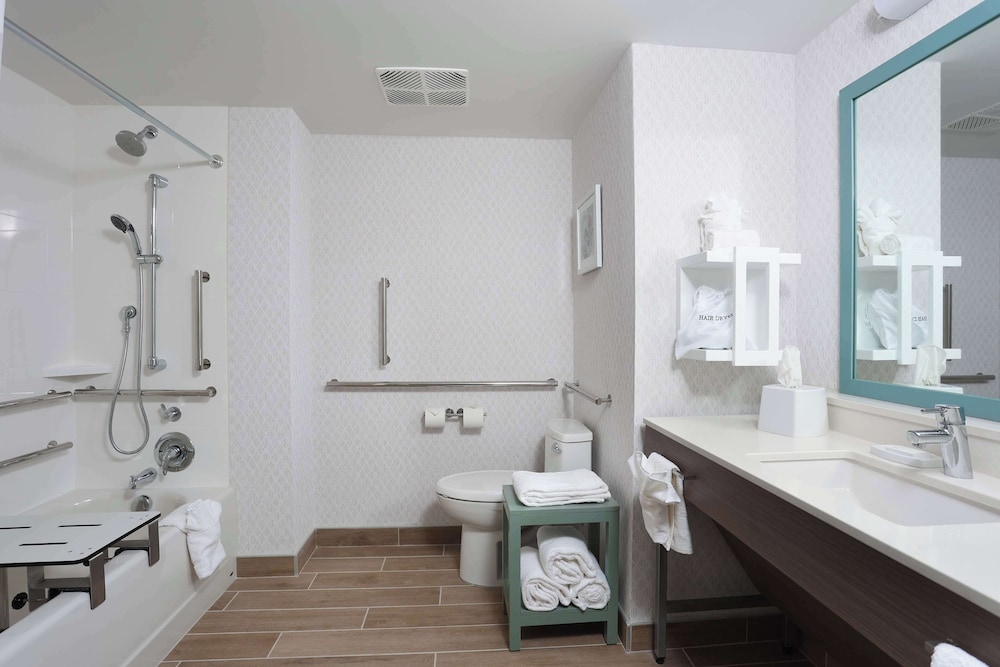Room, 2 Queen Beds, Accessible, Bathtub (Lake View) - Photo 2