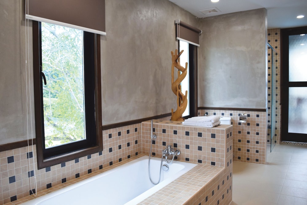 Signature Suite, 1 Bedroom, Non Smoking, Bathtub, photo 6