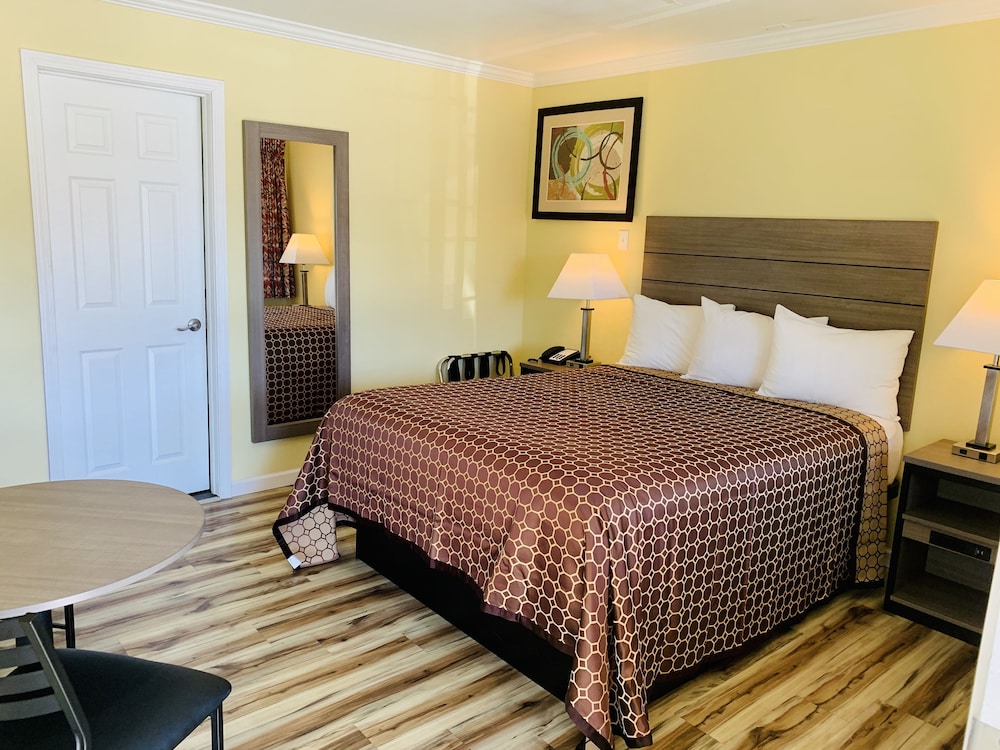 Standard Room, 1 Queen Bed photo 2