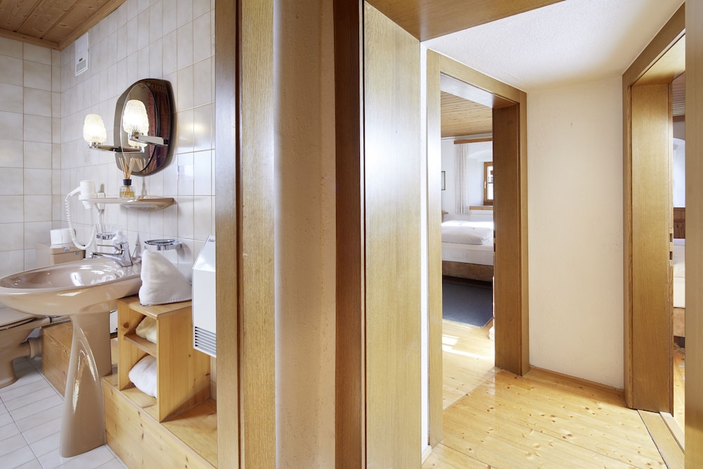 Basic Room, 2 Bedrooms, Bathtub photo 3