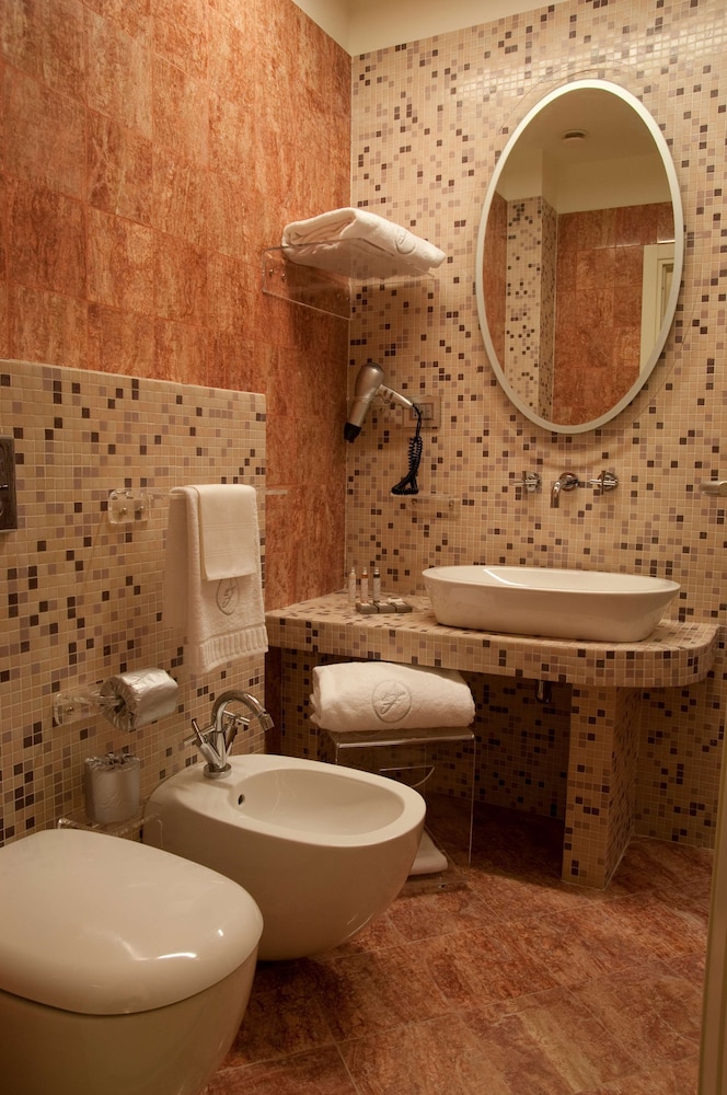 Suite, 1 King Bed, Pool Access - Photo 4