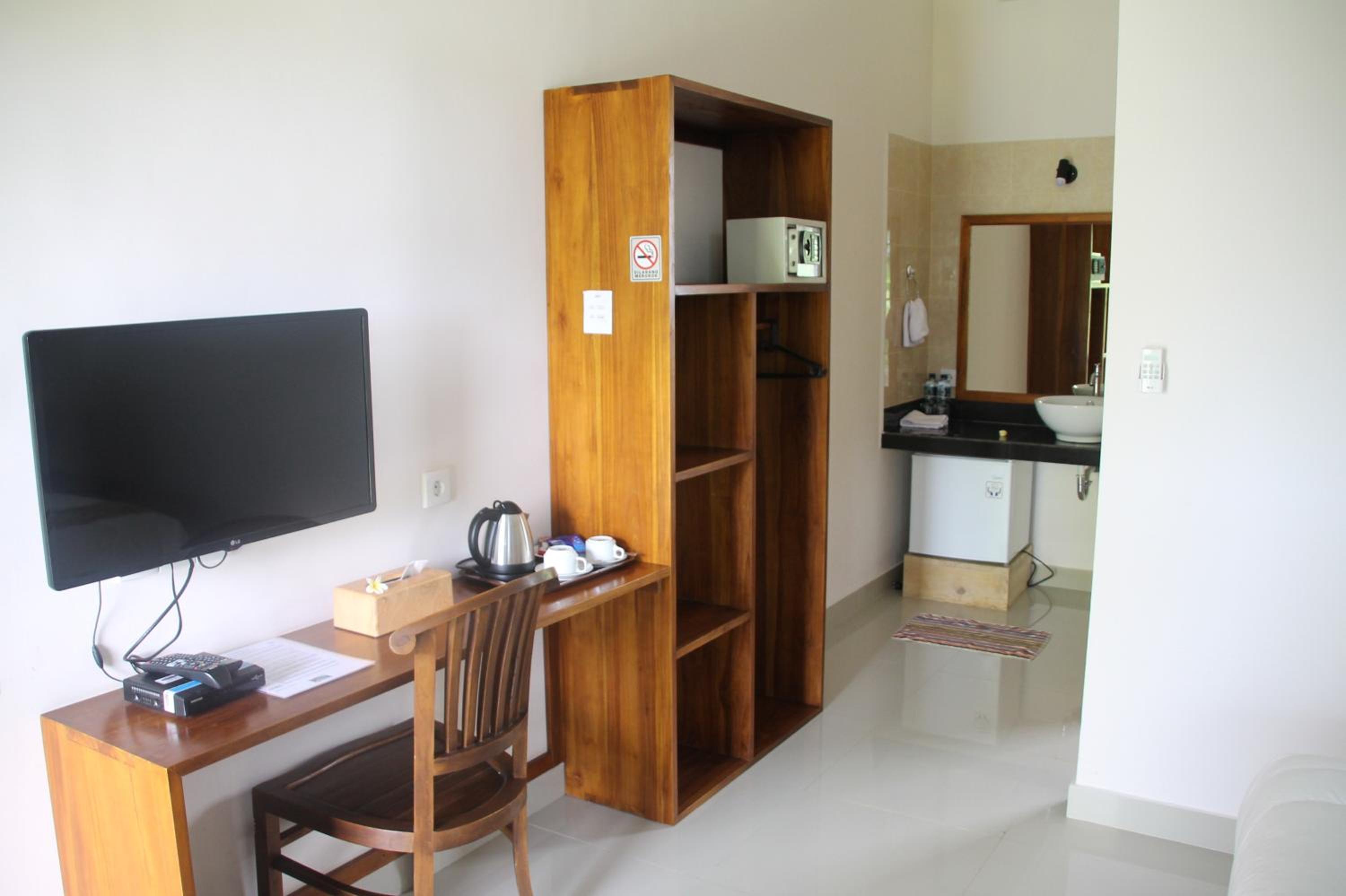 Deluxe Twin Room with Balcony and Garden View - Photo 2