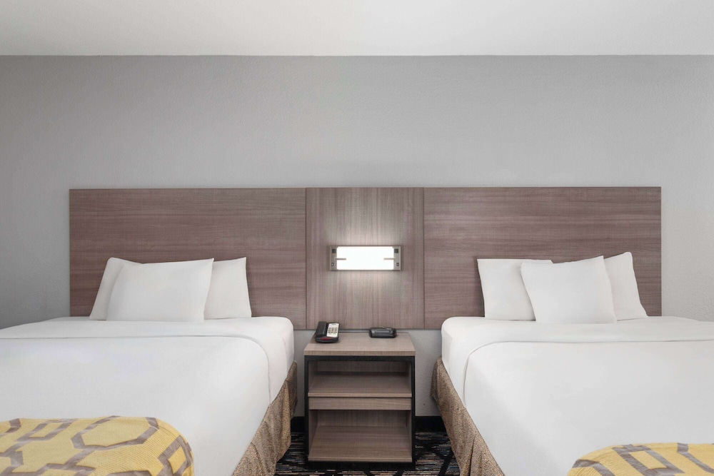 Standard Room, 2 Queen Beds, Smoking - Photo 2