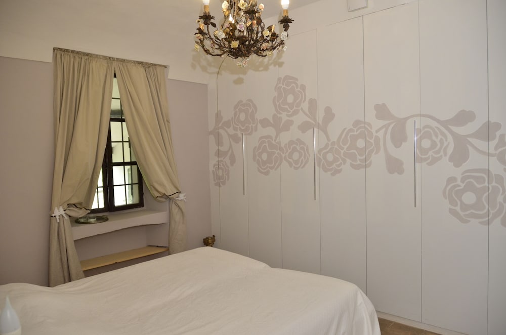 Deluxe Room, 1 Queen Bed photo 2