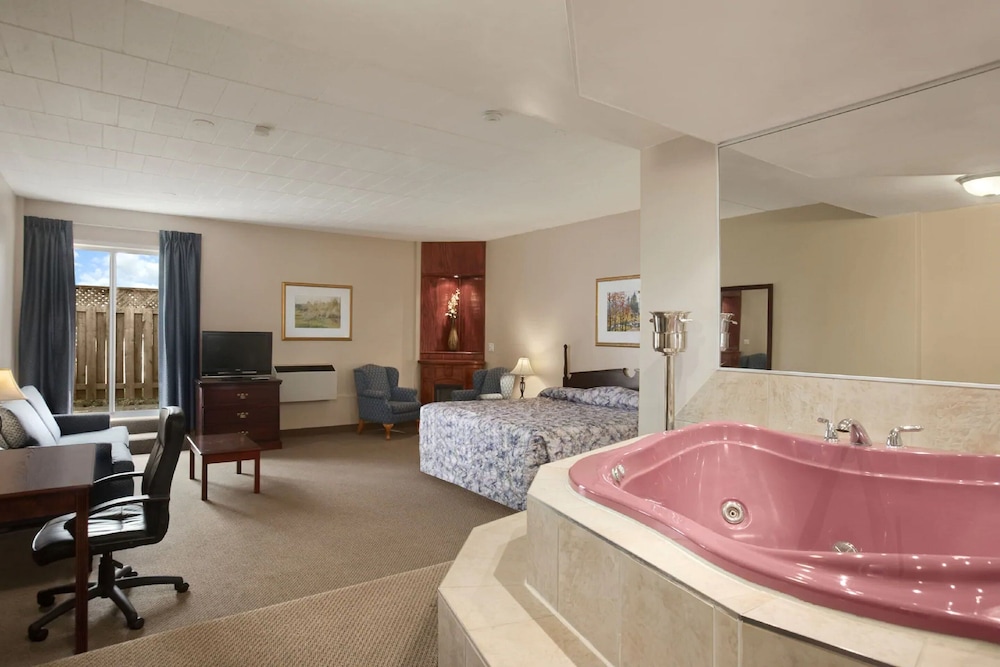 Suite, 1 King Bed, Non Smoking photo 3